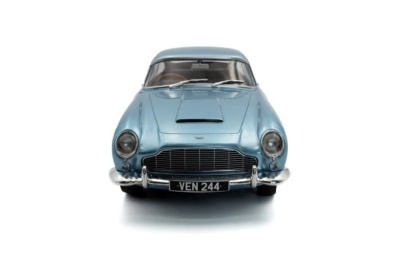 Aston Martin DB5 RHD 1964 hellblau metallic Modellauto 1:18 Solido