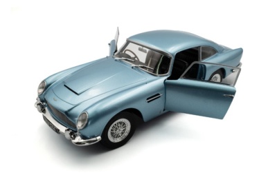 Aston Martin DB5 RHD 1964 hellblau metallic Modellauto 1:18 Solido