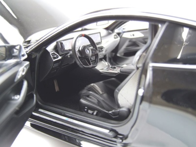 BMW M4 2024 schwarz metallic Modellauto 1:18 Minichamps