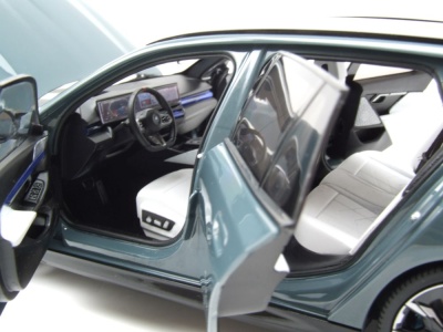 BMW i5 M60 Touring Kombi 2024 grün metallic Modellauto 1:18 Minichamps