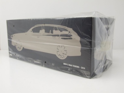 BMW i5 M60 Touring Kombi 2024 schwarz metallic Modellauto 1:18 Minichamps