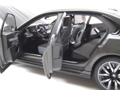 BMW i7 M70 (G70) 2024 grau metallic Modellauto 1:18 Minichamps