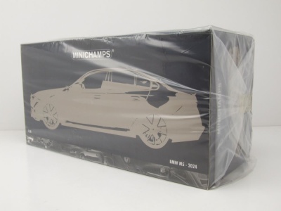 BMW M5 2024 schwarz metallic Modellauto 1:18 Minichamps