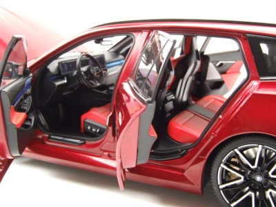BMW M5 Touring Kombi 2024 dunkelrot metallic Modellauto 1:18 Minichamps