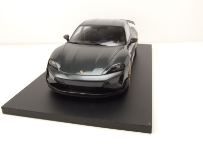 Porsche Taycan Turbo GT 2024 grau Modellauto 1:18 Minichamps