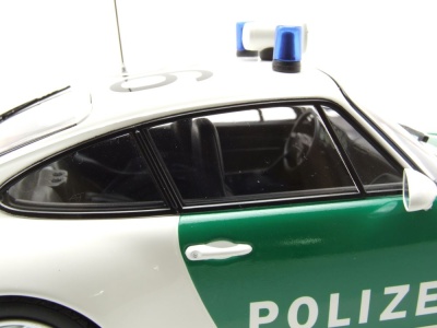 Porsche 911 (993) Polizei 1993 grün weiß Modellauto 1:18 Minichamps