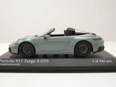 Porsche 911 (992.2) Targa 4 GTS 2024 hellgrün metallic Modellauto 1:43 Minichamps