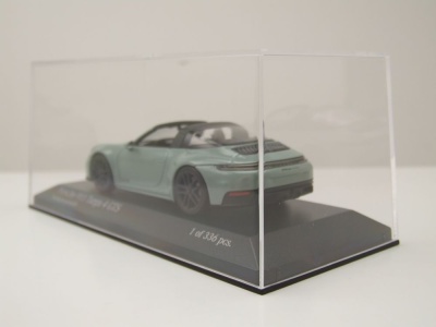 Porsche 911 (992.2) Targa 4 GTS 2024 hellgrün metallic Modellauto 1:43 Minichamps