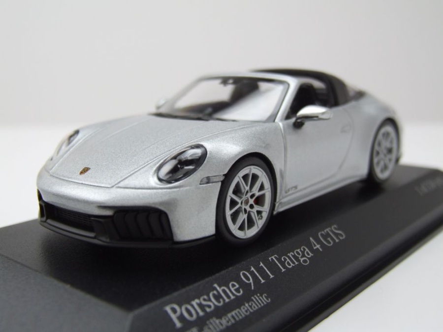 Porsche 911 (992.2) Targa 4 GTS 2024 silber Modellauto 1:43 Minichamps