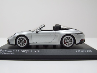 Porsche 911 (992.2) Targa 4 GTS 2024 silber Modellauto 1:43 Minichamps