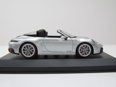 Porsche 911 (992.2) Targa 4 GTS 2024 silber Modellauto 1:43 Minichamps