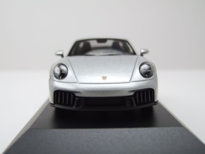 Porsche 911 (992.2) Targa 4 GTS 2024 silber Modellauto 1:43 Minichamps