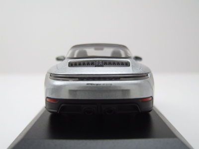 Porsche 911 (992.2) Targa 4 GTS 2024 silber Modellauto 1:43 Minichamps