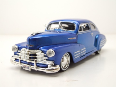 Chevrolet Aerosedan Fleetline 1948 blau Modellauto 1:24...