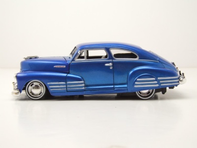 Chevrolet Aerosedan Fleetline 1948 blau Modellauto 1:24 Motormax