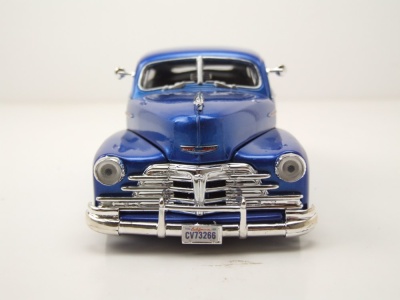 Chevrolet Aerosedan Fleetline 1948 blau Modellauto 1:24 Motormax
