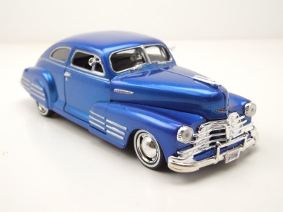 Chevrolet Aerosedan Fleetline 1948 blau Modellauto 1:24 Motormax