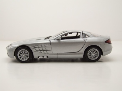 Mercedes SLR Mclaren 2002 silber Modellauto 1:24 Motormax