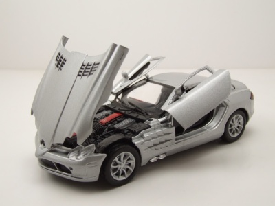 Mercedes SLR Mclaren 2002 silber Modellauto 1:24 Motormax