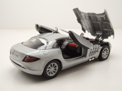 Mercedes SLR Mclaren 2002 silber Modellauto 1:24 Motormax