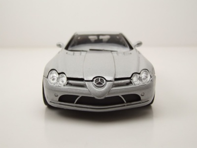 Mercedes SLR Mclaren 2002 silber Modellauto 1:24 Motormax