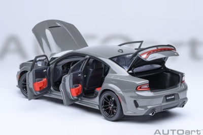 Dodge Charger Scat Pack Widebody grau Modellauto 1:18 Autoart