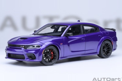 Dodge Charger Scat Pack Widebody lila Modellauto 1:18...