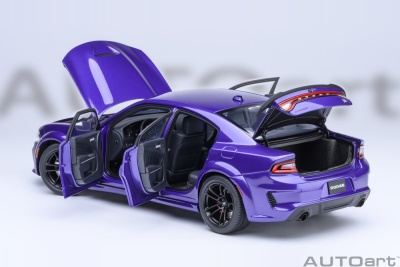 Dodge Charger Scat Pack Widebody lila Modellauto 1:18 Autoart