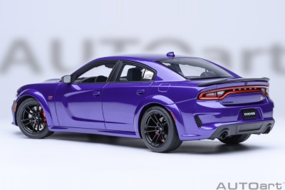 Dodge Charger Scat Pack Widebody lila Modellauto 1:18...