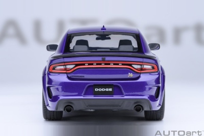 Dodge Charger Scat Pack Widebody lila Modellauto 1:18 Autoart