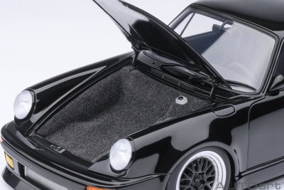 Porsche 911 (930) Turbo schwarz Wangan Midnight "Blackbird" (comic #1 version) Modellauto 1:18 Autoart