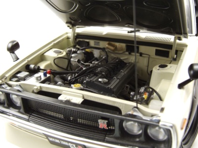 Nissan Skyline 2000 GT-R SPEZ (KPGC110) Tuned Version 1973 weiß Modellauto 1:18 Autoart