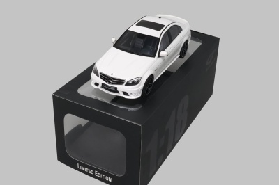 Modellauto Mercedes C63 AMG 2007 weiß 1:18 GT Spirit bei