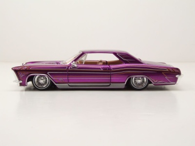 Buick Riviera Lowrider 1965 lila Modellauto 1:24 Maisto