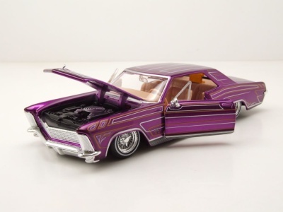 Buick Riviera Lowrider 1965 lila Modellauto 1:24 Maisto
