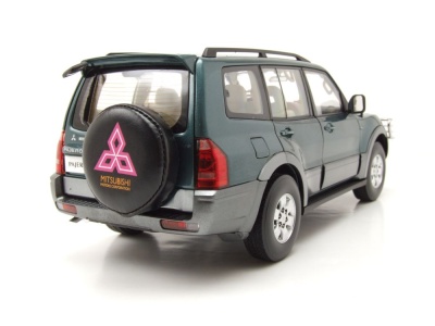 Mitsubishi Pajero V73 grün Modellauto 1:18 Sun Star