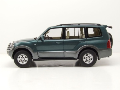 Mitsubishi Pajero V73 grün Modellauto 1:18 Sun Star