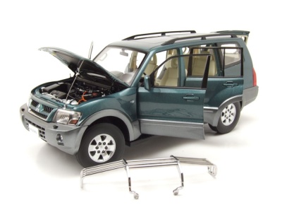 Mitsubishi Pajero V73 grün Modellauto 1:18 Sun Star