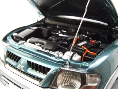 Mitsubishi Pajero V73 grün Modellauto 1:18 Sun Star
