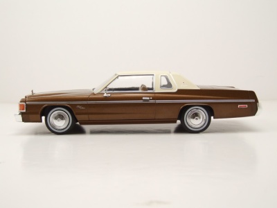 Dodge Royal Monaco Coupe 1977 braun beige Modellauto 1:24 Whitebox