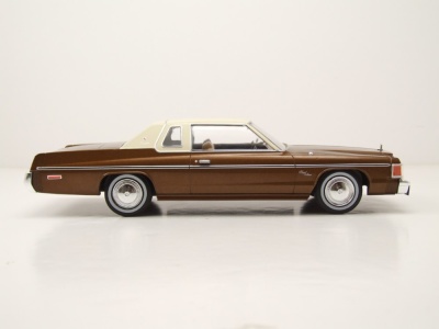 Dodge Royal Monaco Coupe 1977 braun beige Modellauto 1:24 Whitebox
