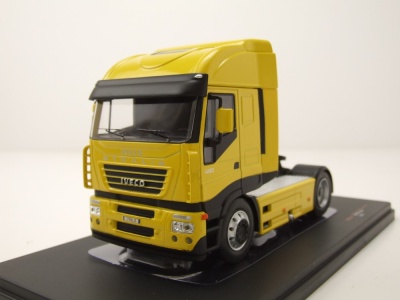 Iveco Stralis Zugmaschine 2002 gelb Modellauto 1:43 ixo models