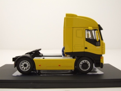 Iveco Stralis Zugmaschine 2002 gelb Modellauto 1:43 ixo models