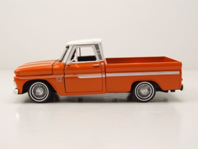 Chevrolet C10 Fleetside Pick Up 1966 orange weiß Modellauto 1:24 Motormax