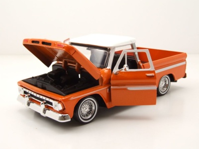 Chevrolet C10 Fleetside Pick Up 1966 orange weiß Modellauto 1:24 Motormax