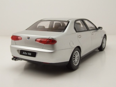Alfa Romeo 166 1999 silber Modellauto 1:18 Triple9