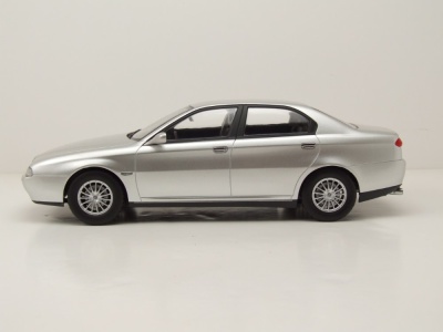 Alfa Romeo 166 1999 silber Modellauto 1:18 Triple9