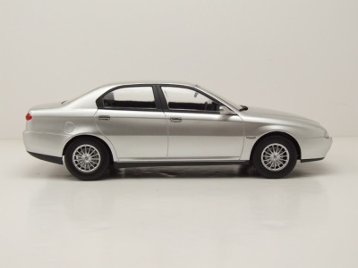 Alfa Romeo 166 1999 silber Modellauto 1:18 Triple9
