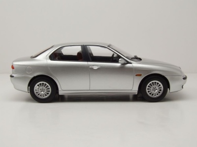 Alfa Romeo 156 1998 silber Modellauto 1:18 Triple9