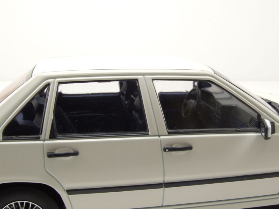 Triple9 1:18 Volvo 960 Année de construction 1996 vert foncé métallique Triple9 1:18 Volvo 960 Année de construction 1996 vert foncé métallique